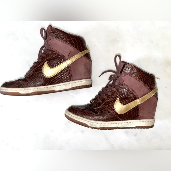 NIKE MILAN
WMNS DUNK SKY HI CITY FW QS 
METALLIC GOLD / CHOCOLATE 
US (7) /EU 38 - Picture 4 of 13